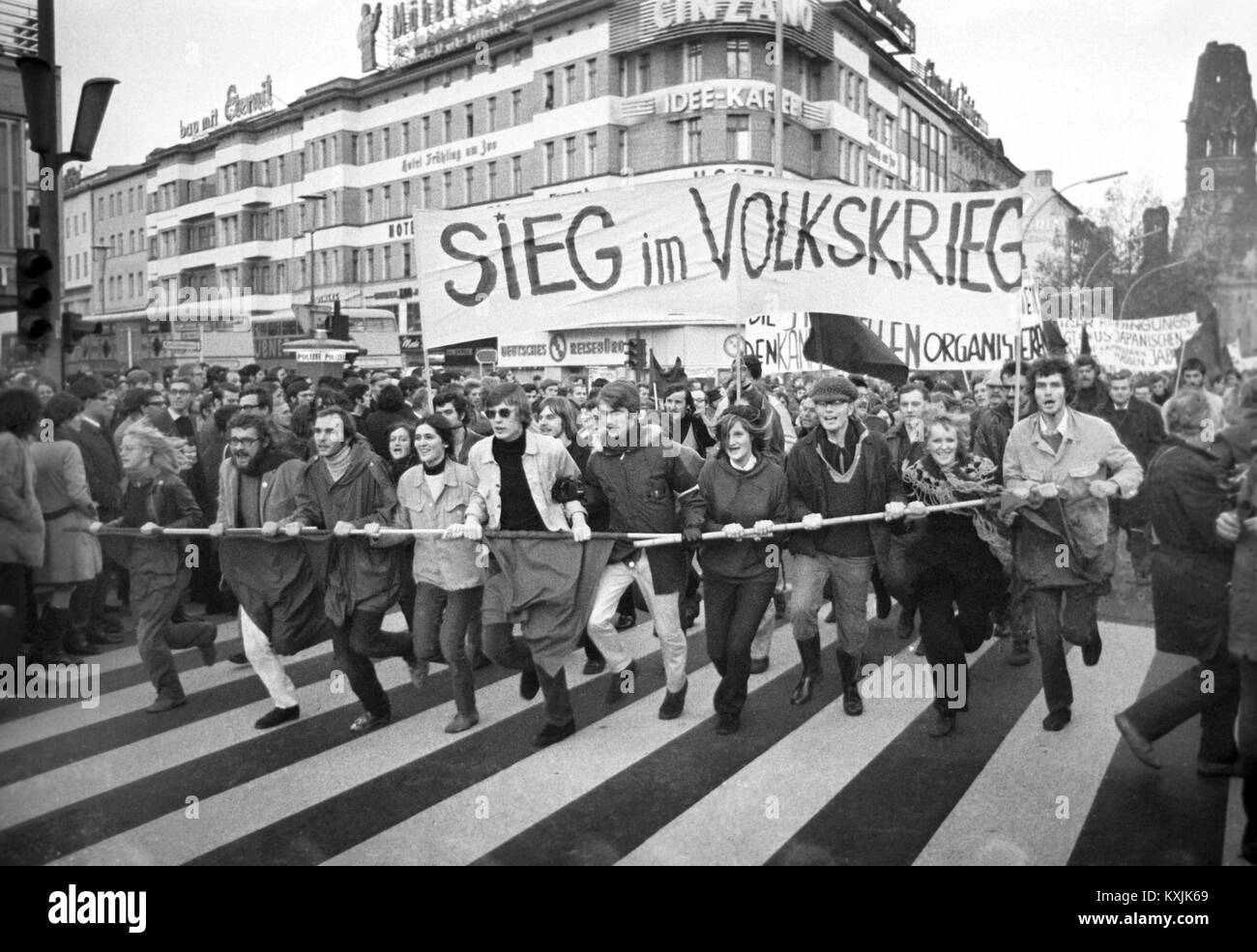 About 6,000 people demonstrate against Vietnam War in Berlin on 15 November 1969. The demonstration led from Herrmannplatz in Neukoelln towards the inner city. | usage worldwide Stock Photo