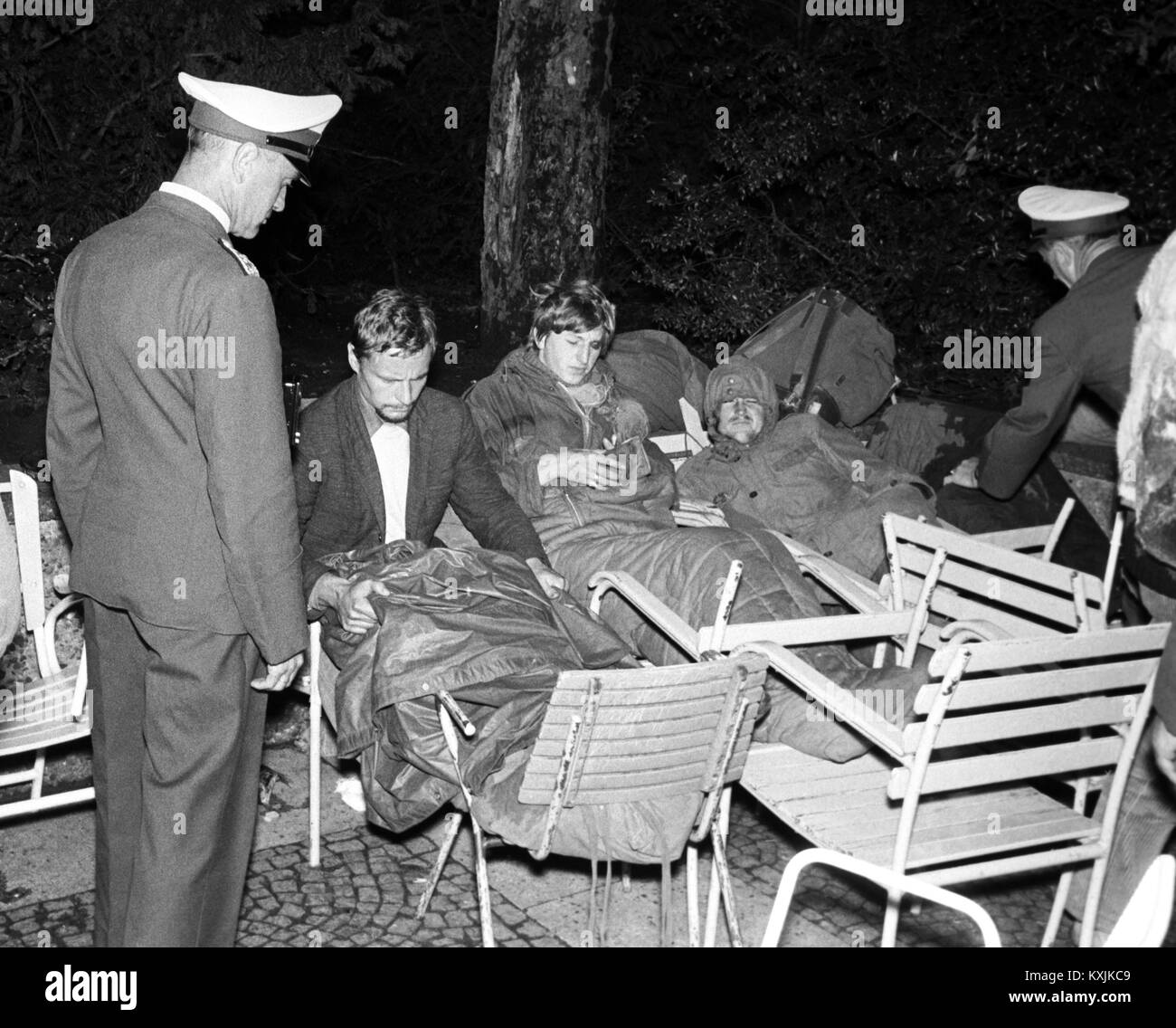 The police wakes fifty-one loafers early in the morning of 18 August 1967 in Hannover during a razzia. | usage worldwide Stock Photo