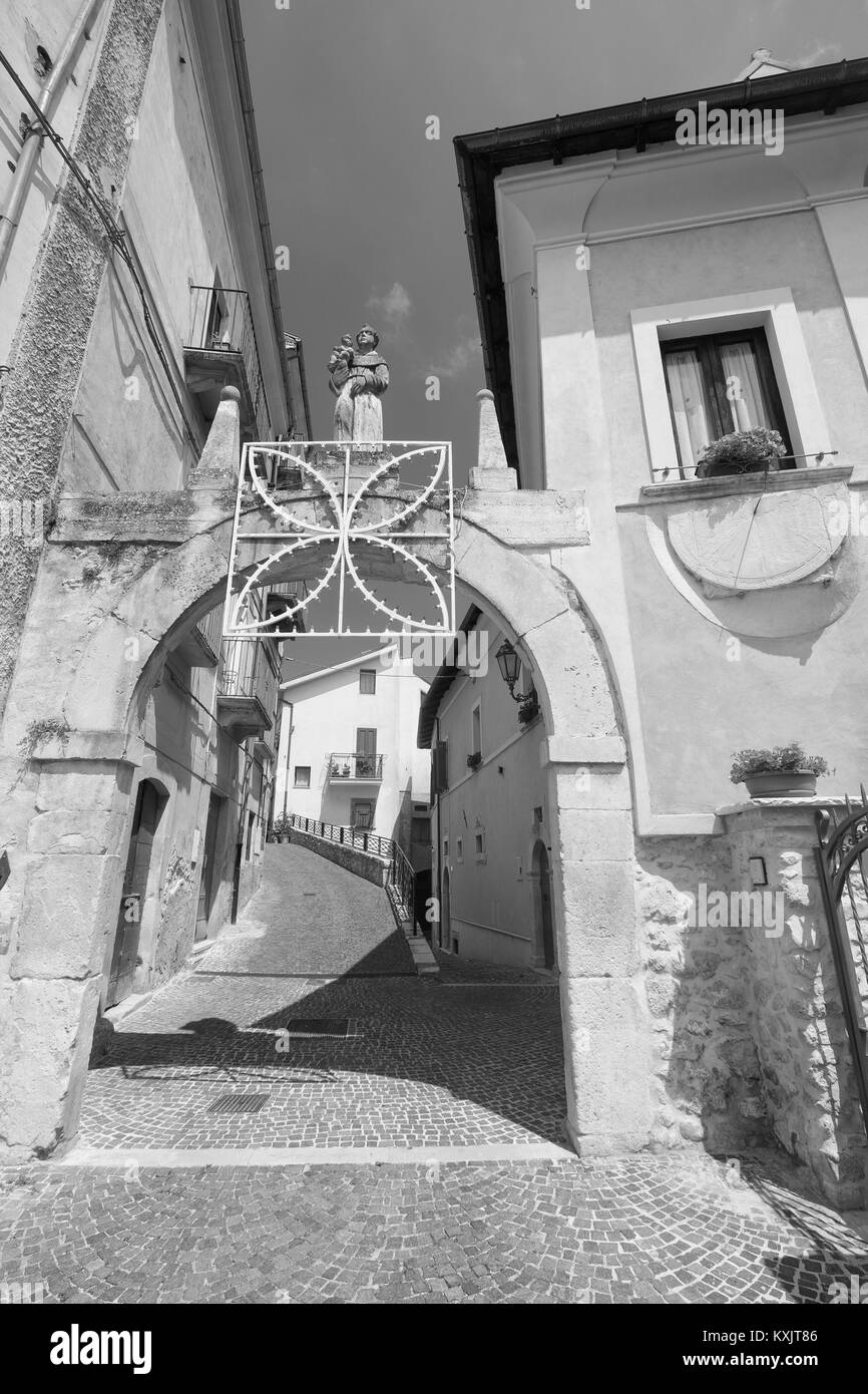 Pettorano sul Gizio (L'Aquila, Abruzzi, Italy): old typical village near Sulmona. Black and white Stock Photo