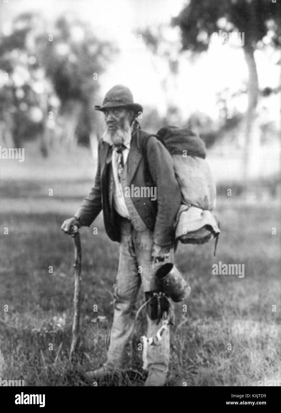 Swagman, c. 1901, holding a billy and carrying a swag on his back Stock Photo