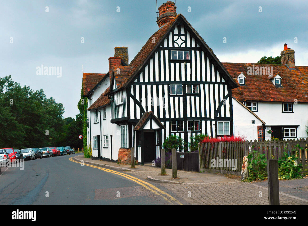Tudor house entrance hi-res stock photography and images - Alamy