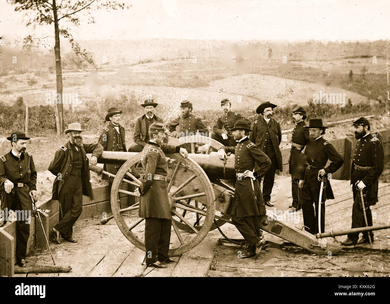Atlanta, Ga. Gen. William T. Sherman, leaning on breach of gun, and staff at Federal Fort No. 7 Stock Photo