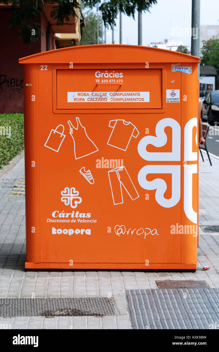 VALENCIA, SPAIN - August 26, 2017: Orange container for the disposal  clothes. Old clothes collection container Stock Photo - Alamy