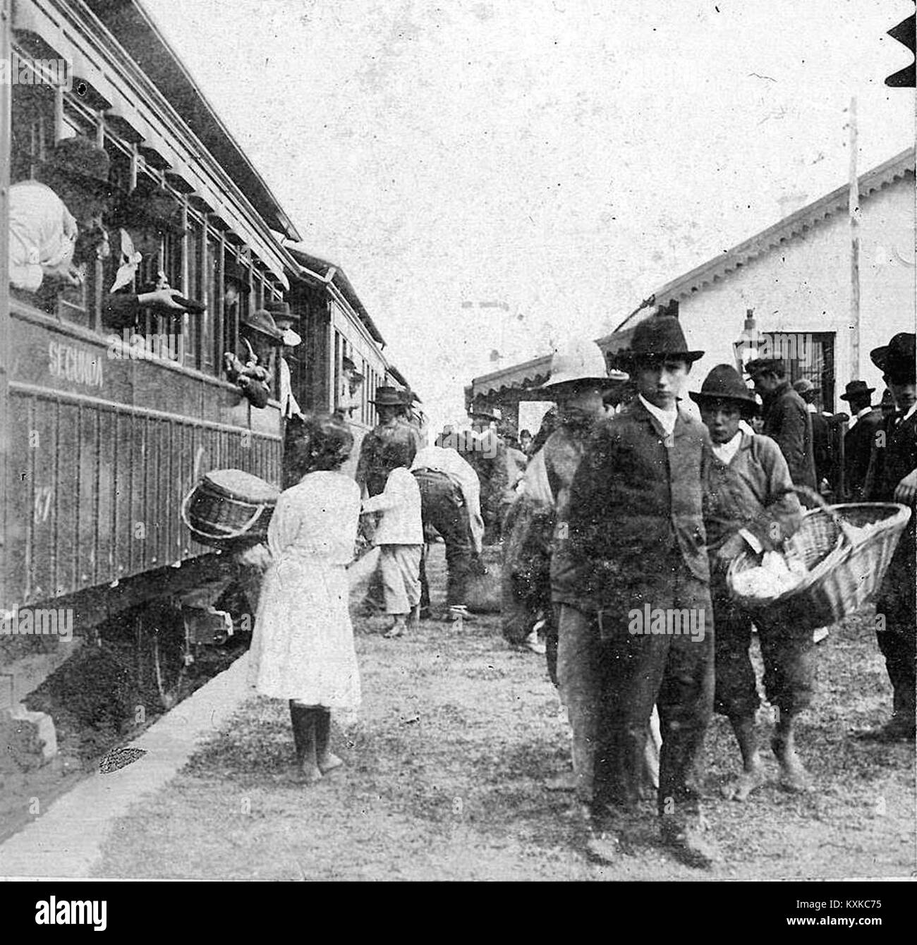 Archivo General de la Nación Argentina 1900 aprox Venta ambulante en la estación de tren Stock Photo