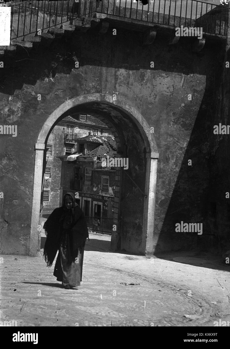 BAR000091 - Castelo de São Jorge - Arco da Porta de São Jorge, visto do interior Stock Photo