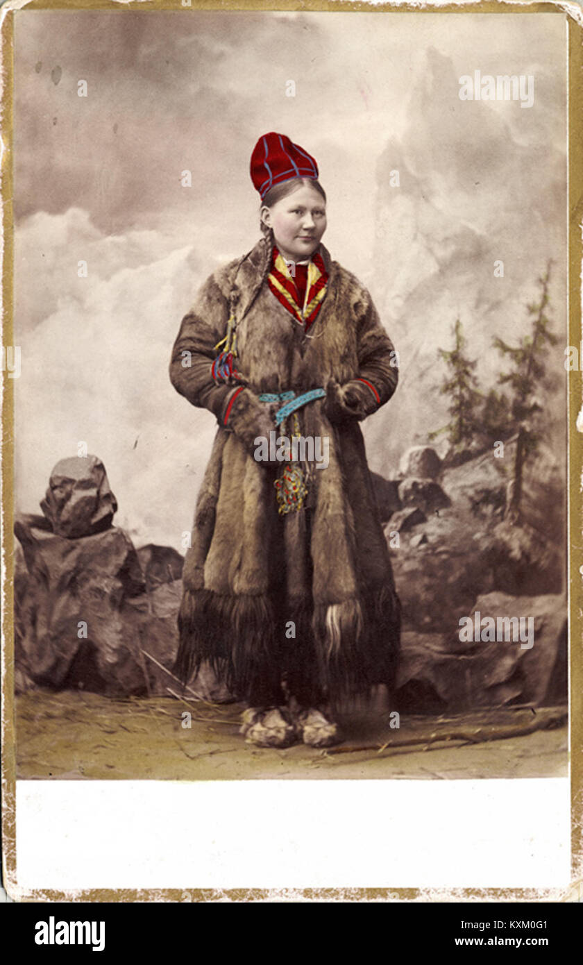 Ateljébild. En kvinna i samisk dräkt - Nordiska Museet - NMA.0056880 Stock Photo