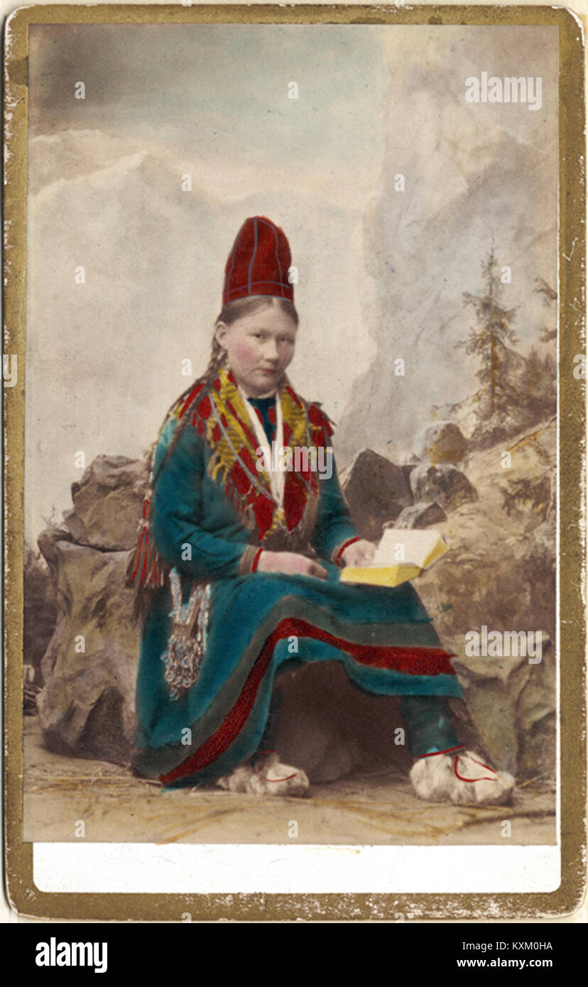 Ateljébild. En kvinna i samisk dräkt med uppslagen bok - Nordiska Museet - NMA.0056882 Stock Photo