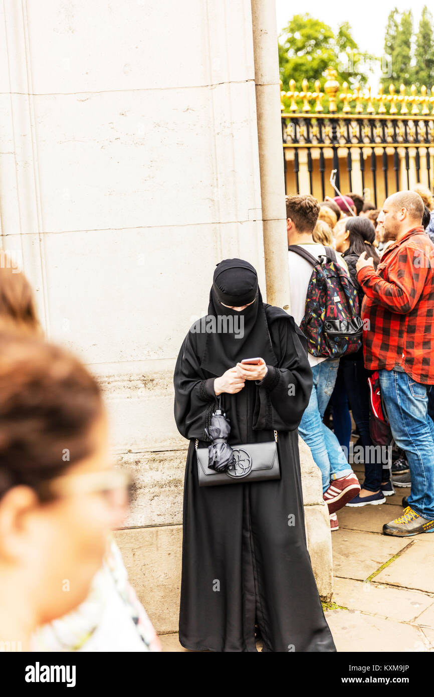 Muslim lady wearing niqab hi-res stock photography and images - Alamy