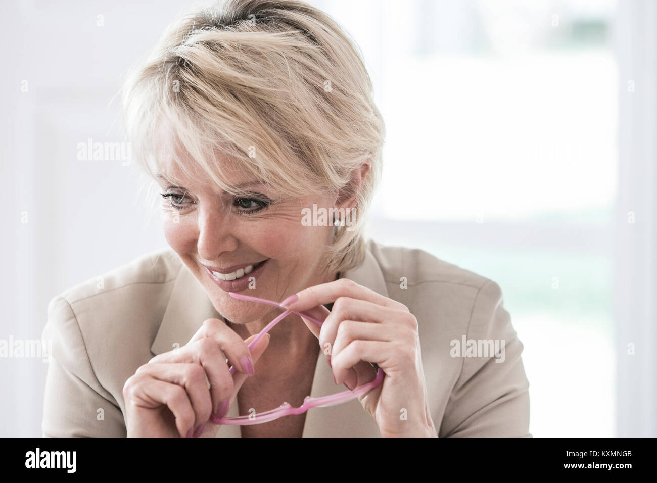 Women wearing reading glasses hires stock photography and images Alamy