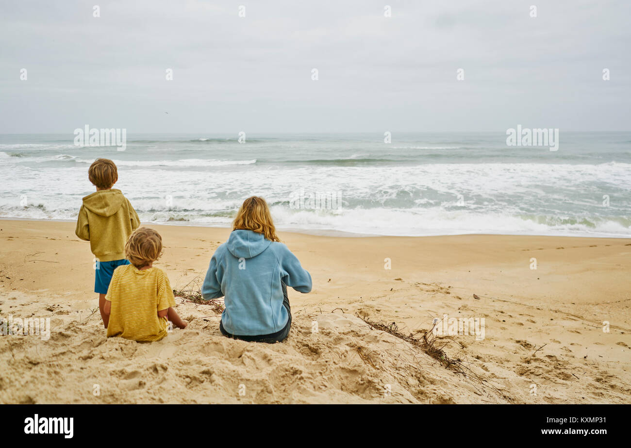 Family beach scene hi-res stock photography and images - Alamy