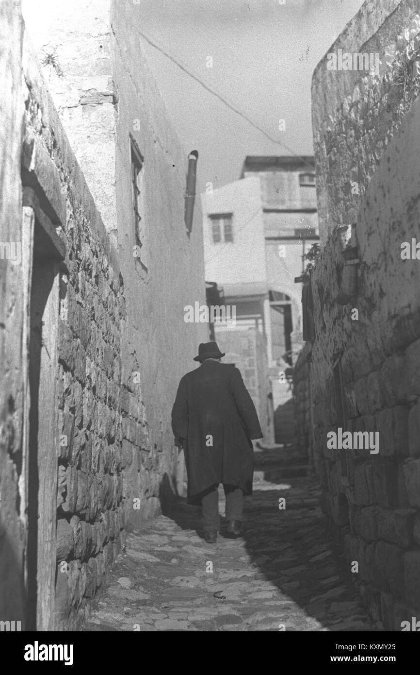 A NARROW LANE IN SAFED. סמטה צרה בעיר צפת.D25090 Stock Photo Alamy