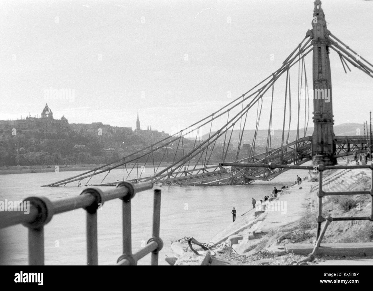 A lerombolt Erzsébet híd pesti hídfője, háttérben a budai Vár. Fortepan  2073 Stock Photo - Alamy