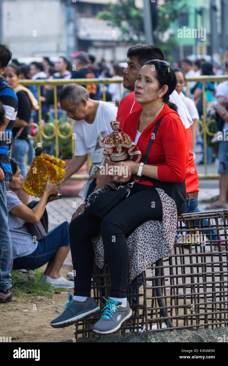 Cebu City, Philippines . 10th Jan, 2018. After an early morning candelelight procession attended by thousands of Catholics in Cebu City,Filipinos gather around the Basilica Minore del Santo Nino participating in prayer and singing of the hymn Bato Balani.Many will have brought with them Santo Nino figurines which represents their belief in the Child Jesus,Santo Nino de Cebu. Credit: imagegallery2/Alamy Live News Stock Photo