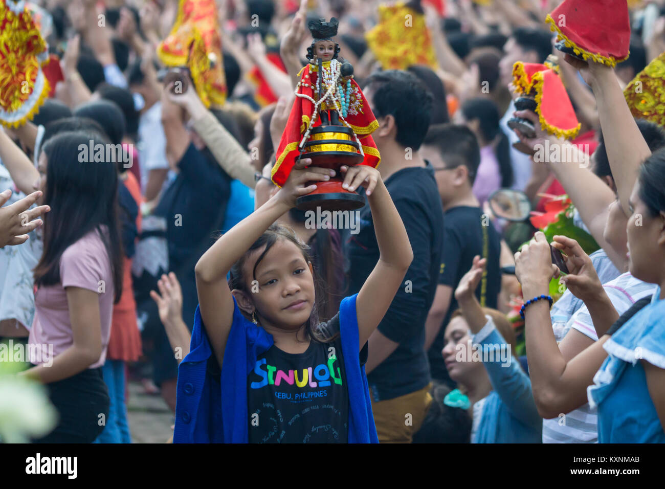 Cebu City, Philippines . 10th Jan, 2018. After an early morning candelelight procession attended by thousands of Catholics in Cebu City,Filipinos gather around the Basilica Minore del Santo Nino participating in prayer and singing of the hymn Bato Balani.Many will have brought with them Santo Nino figurines which represents their belief in the Child Jesus,Santo Nino de Cebu. Credit: imagegallery2/Alamy Live News Stock Photo