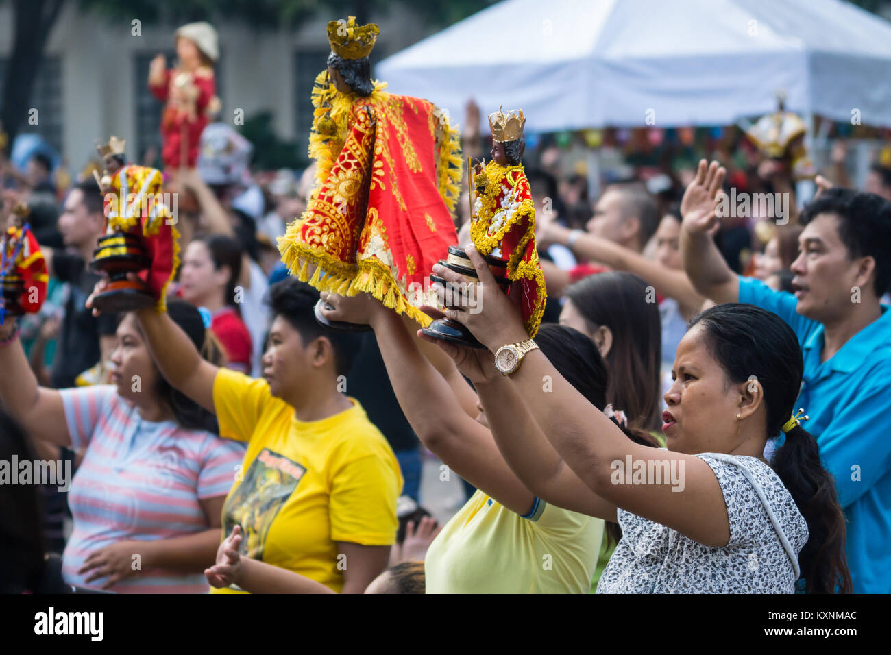 Cebu City, Philippines . 10th Jan, 2018. After an early morning candelelight procession attended by thousands of Catholics in Cebu City,Filipinos gather around the Basilica Minore del Santo Nino participating in prayer and singing of the hymn Bato Balani.Many will have brought with them Santo Nino figurines which represents their belief in the Child Jesus,Santo Nino de Cebu. Credit: imagegallery2/Alamy Live News Stock Photo