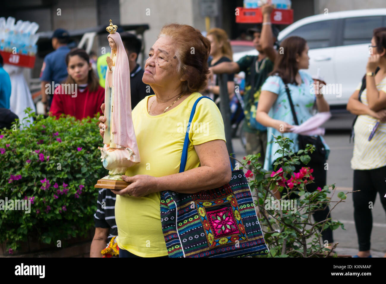 Cebu City, Philippines . 10th Jan, 2018. After an early morning candelelight procession attended by thousands of Catholics in Cebu City,Filipinos gather around the Basilica Minore del Santo Nino participating in prayer and singing of the hymn Bato Balani.Many will have brought with them Santo Nino figurines which represents their belief in the Child Jesus,Santo Nino de Cebu. Credit: imagegallery2/Alamy Live News Stock Photo