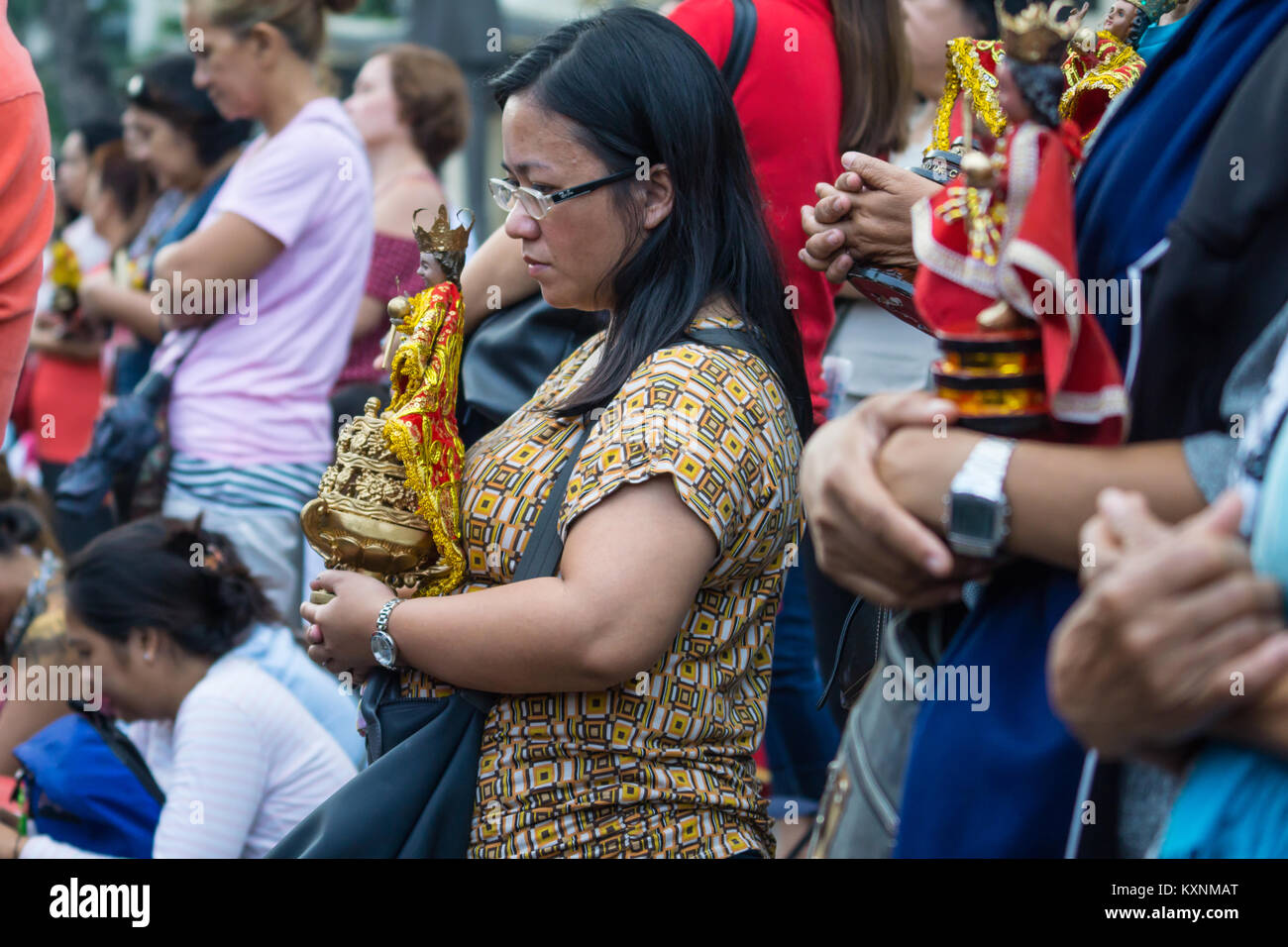 Cebu City, Philippines . 10th Jan, 2018. After an early morning candelelight procession attended by thousands of Catholics in Cebu City,Filipinos gather around the Basilica Minore del Santo Nino participating in prayer and singing of the hymn Bato Balani.Many will have brought with them Santo Nino figurines which represents their belief in the Child Jesus,Santo Nino de Cebu. Credit: imagegallery2/Alamy Live News Stock Photo