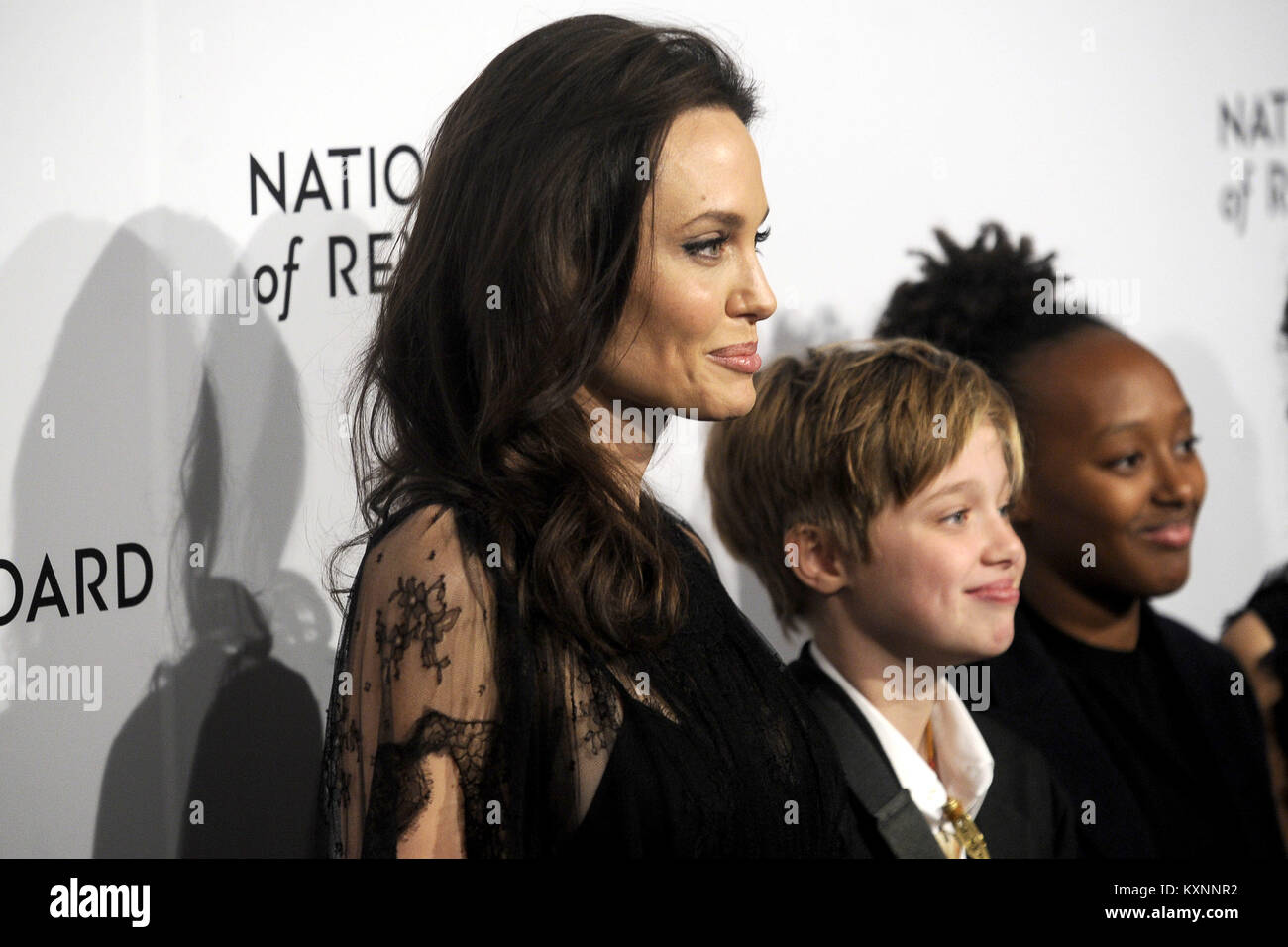 Angelina Jolie and her daughters Shiloh Jolie-Pitt and Zahara Jolie-Pitt attend the National Board of Review Annual Awards Gala at Cipriani 42nd Street on January 9, 2018 in New York City. | Verwendung weltweit Stock Photo