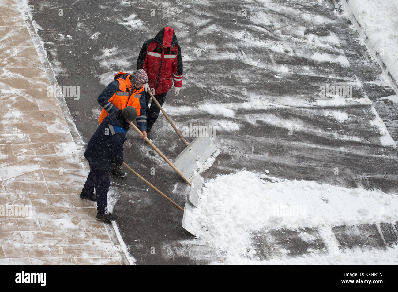 Moscow, Russia. 11th January, 2018.  Janitors shovel snow off the path in a residential area, in the city of Moscow during a heavy snowfall. Credit: Victor Vytolskiy/Alamy Live News Stock Photo