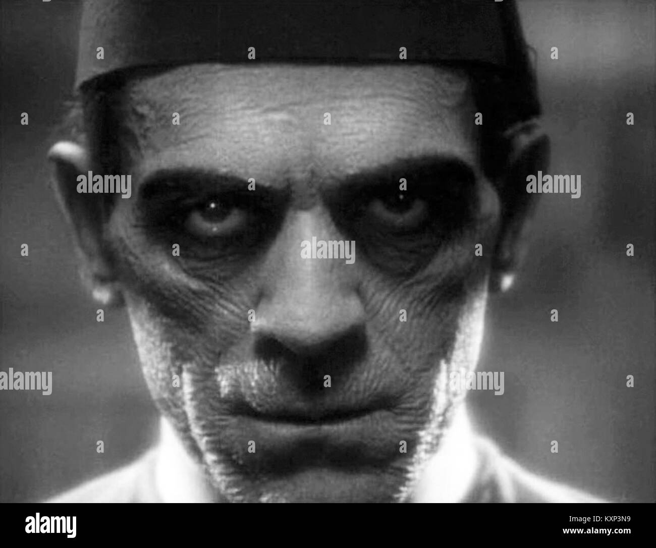Boris karloff mummy hi-res stock photography and images - Alamy