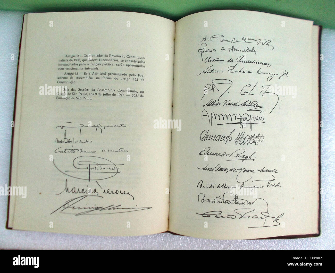 Constituição Política do Estado de São Paulo de 1947 assinaturas Stock Photo