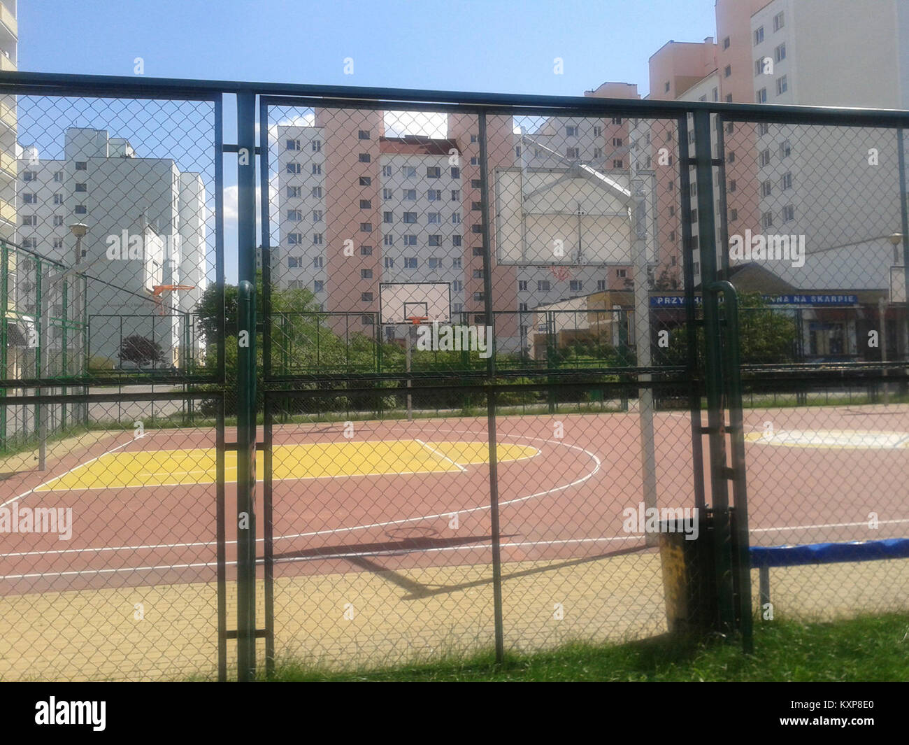 Boisko do gry w koszykówkę na osiedlu Na Skarpie w Toruniu Stock Photo