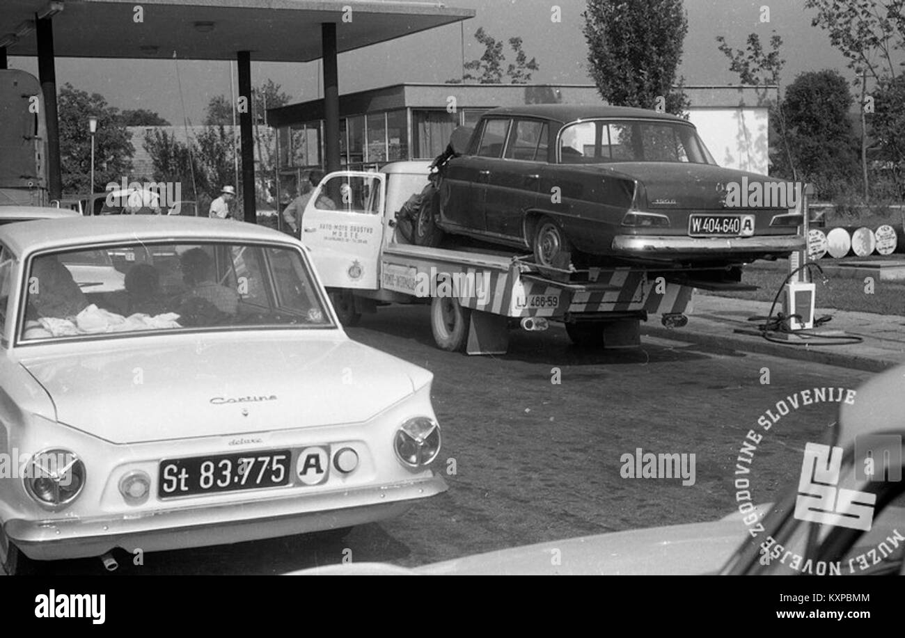 Car recovery vehicle Black and White Stock Photos & Images - Alamy