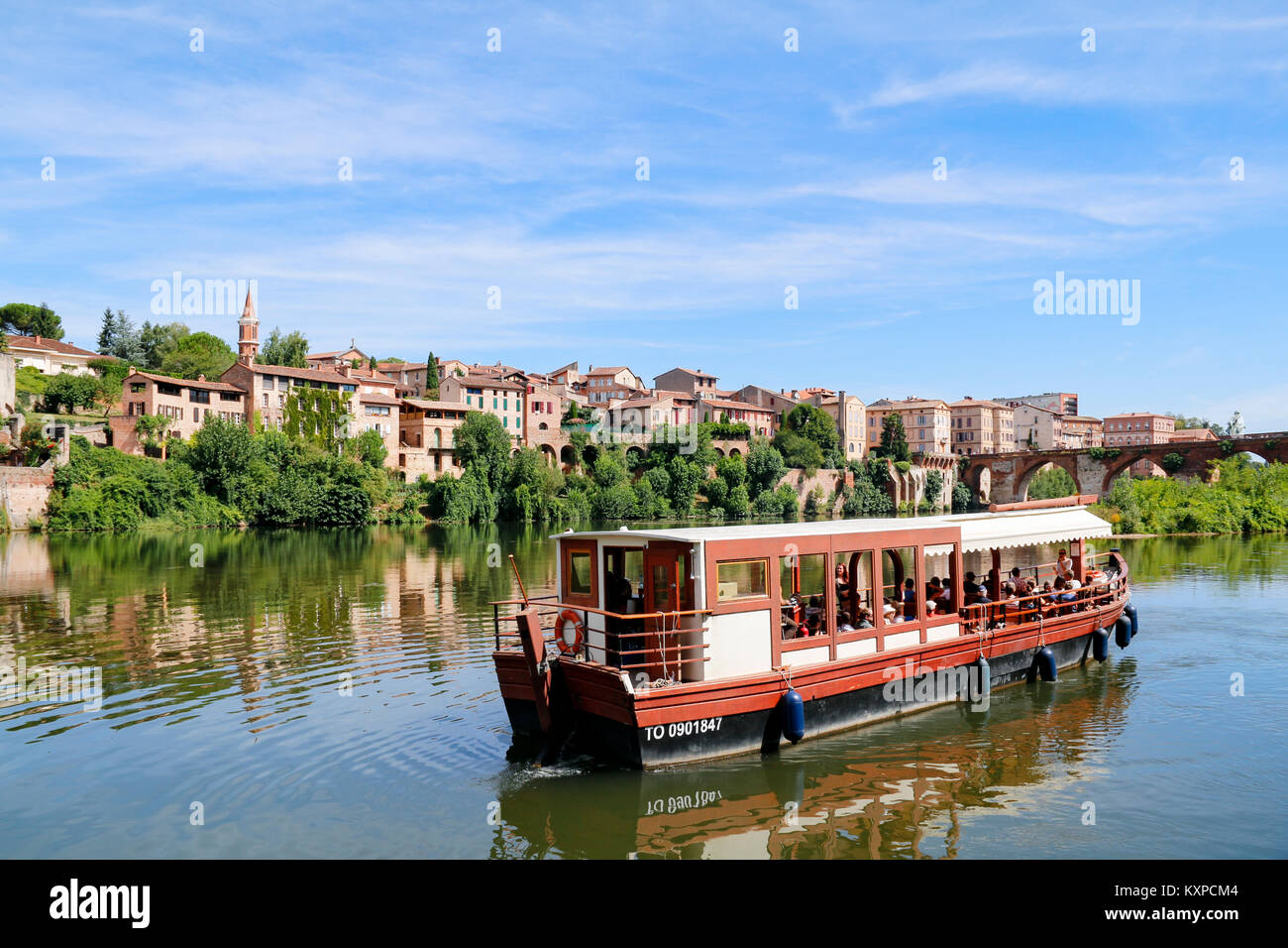 Albi, Tarn, Occitanie, France. View of cruise boat on River Tarn and the Pont Vieux. Stock Photo