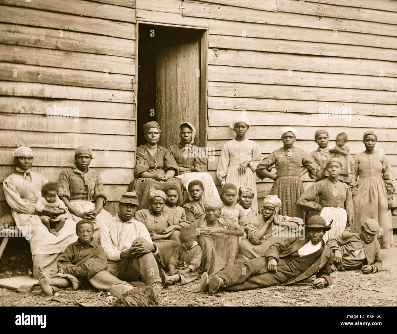 Cumberland Landing, Va. Group of 'contrabands' at Foller's house] Stock Photo