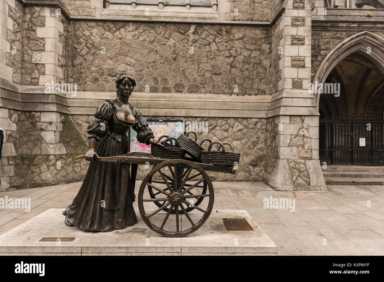Molly Malone (aka 'The Tart with the Cart', 'The Dish with the Fish', 'The Dolly with the Trolley', 'The Trollop with the Scallops'). Sculpture by Jea Stock Photo