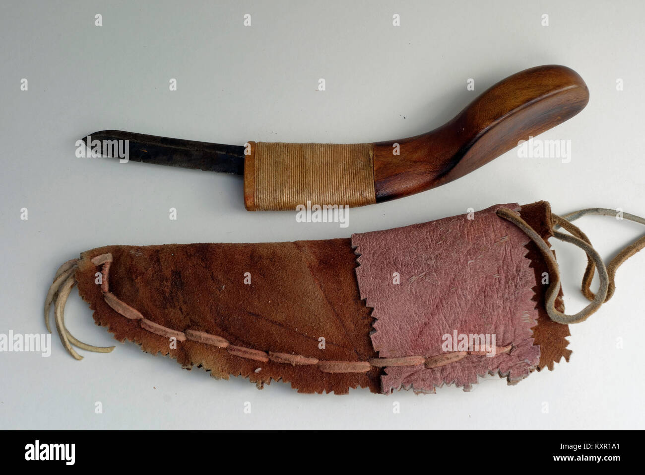 https://c8.alamy.com/comp/KXR1A1/a-crooked-knife-made-by-mikmaq-aboriginals-in-canada-KXR1A1.jpg