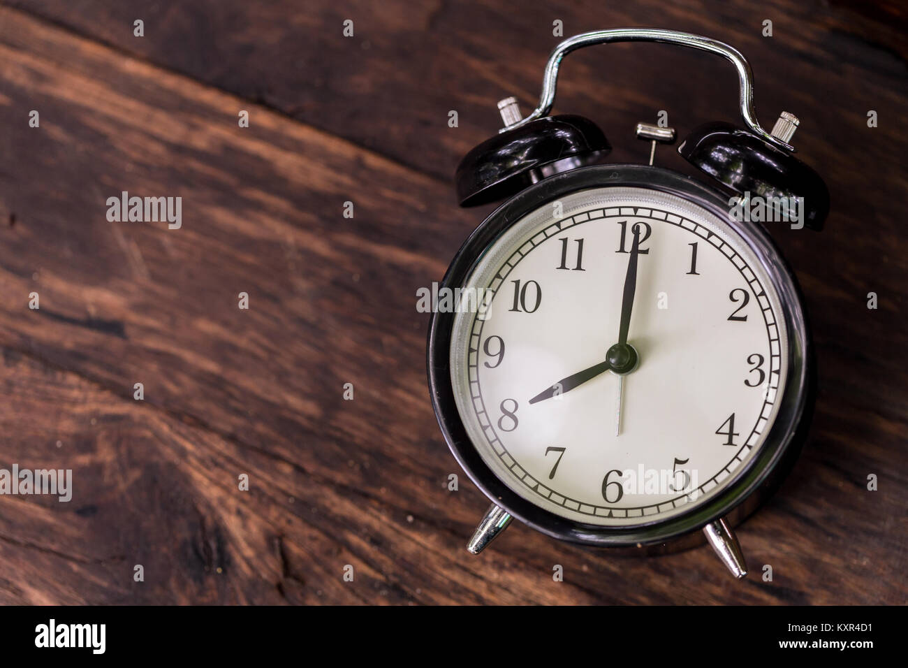 clock on wood background time at 8 o'clock retro vintage style top view ...
