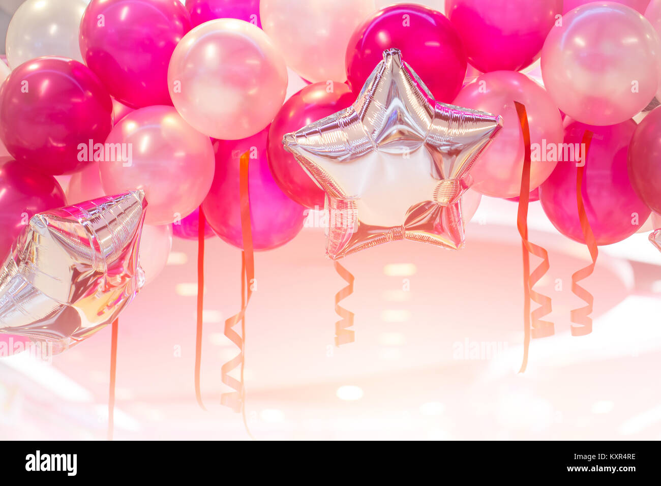 Nếu bạn yêu thích màu hồng, bạn không thể bỏ qua buổi tiệc đầy bóng bay Tết mới này. Hãy cùng nhau sôi động đón chào năm mới, đầy hy vọng và niềm vui bởi bầu không khí đầy hạnh phúc và yêu thương. Một buổi tiệc hoàn hảo với bầu không khí đầy sắc màu, tất cả trong một màu hồng đầy thú vị.