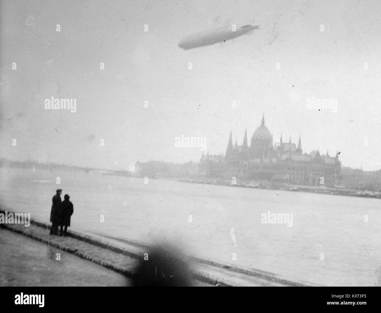 Egy Zeppelin léghajó a Parlament fölött. Fortepan 6014 Stock Photo