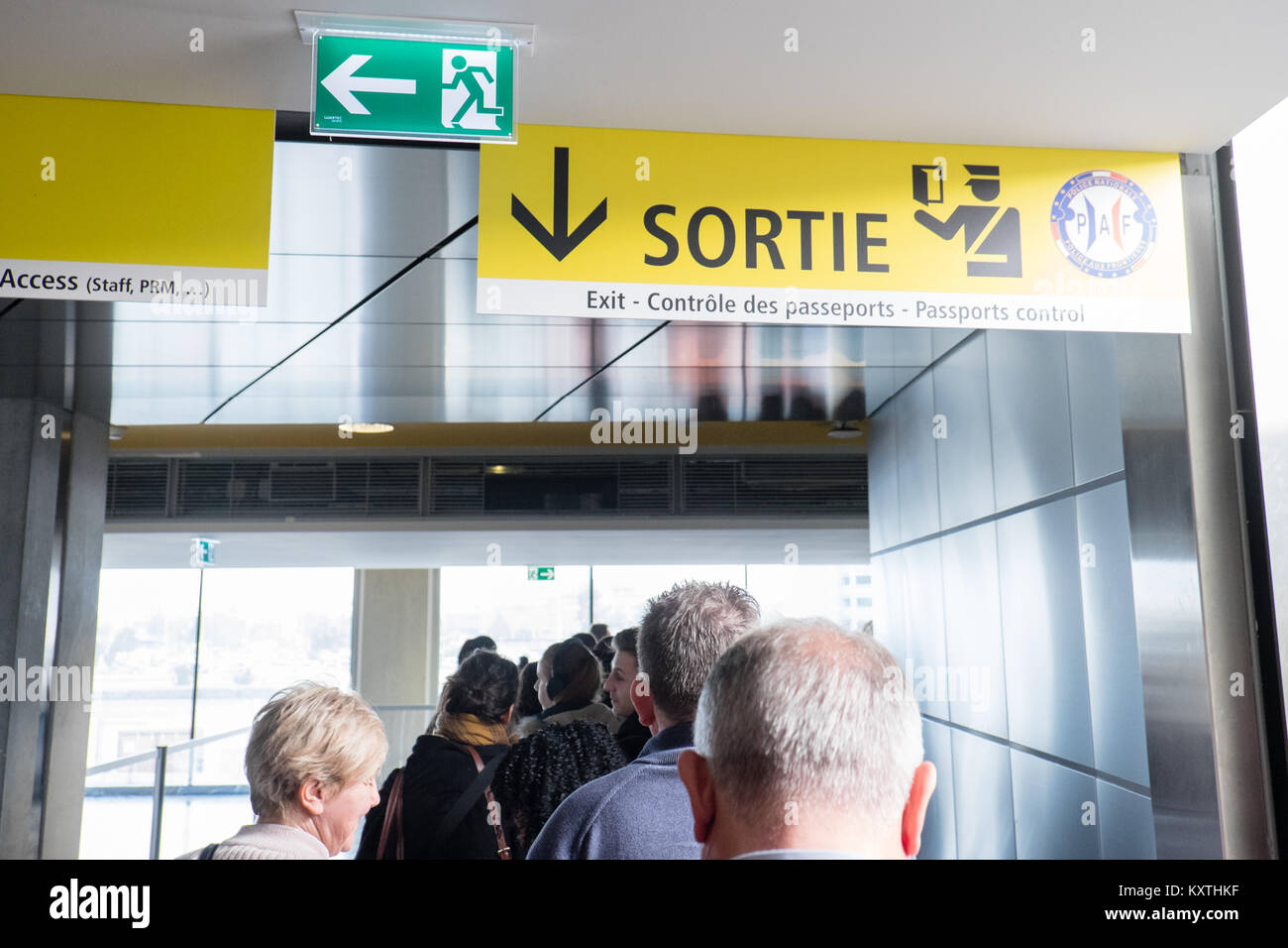 Passenger,passengers,hand,luggage,arriving,at,Toulouse,Airport,early