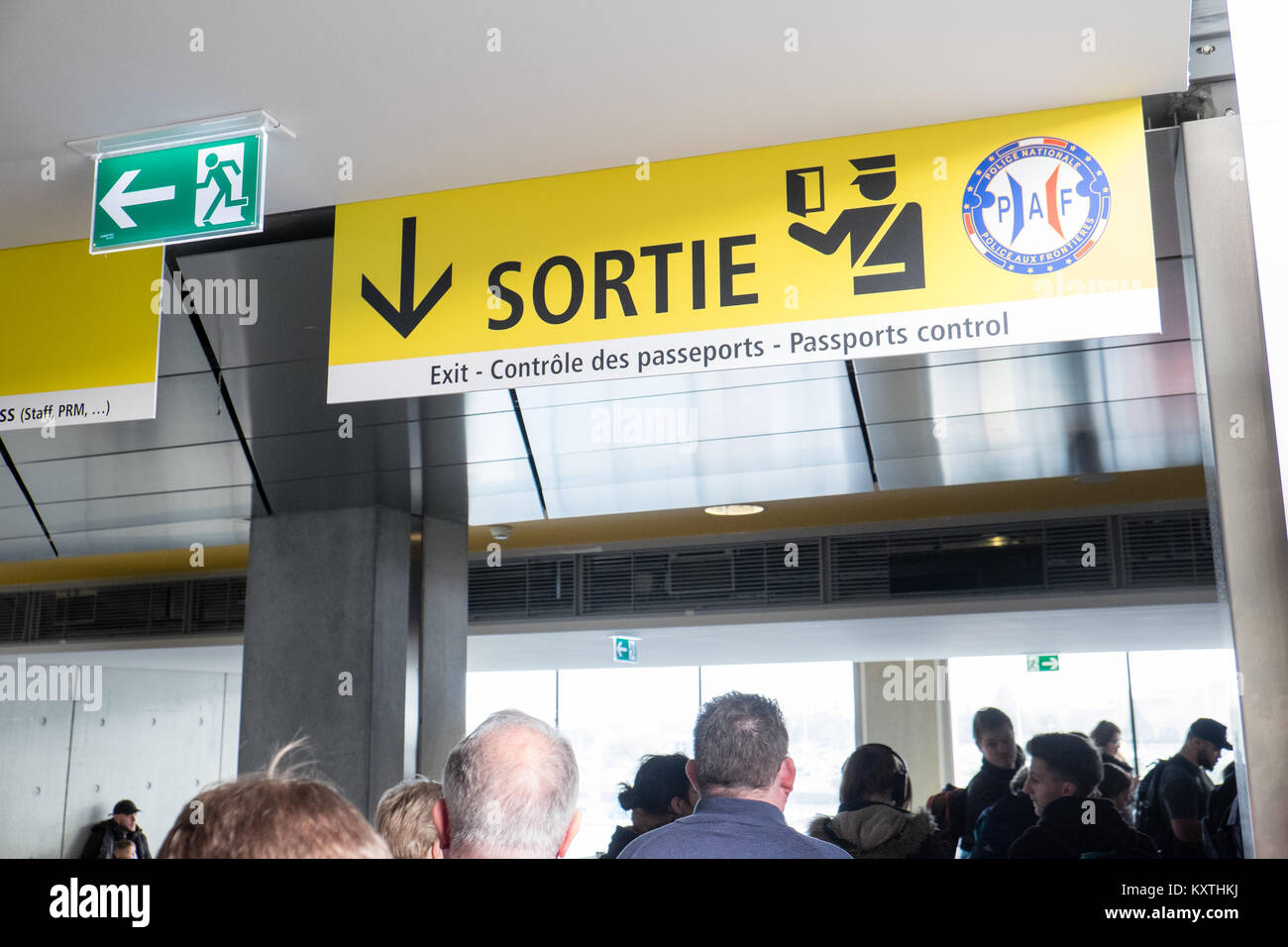 Passenger,passengers,hand,luggage,arriving,at,Toulouse,Airport,early