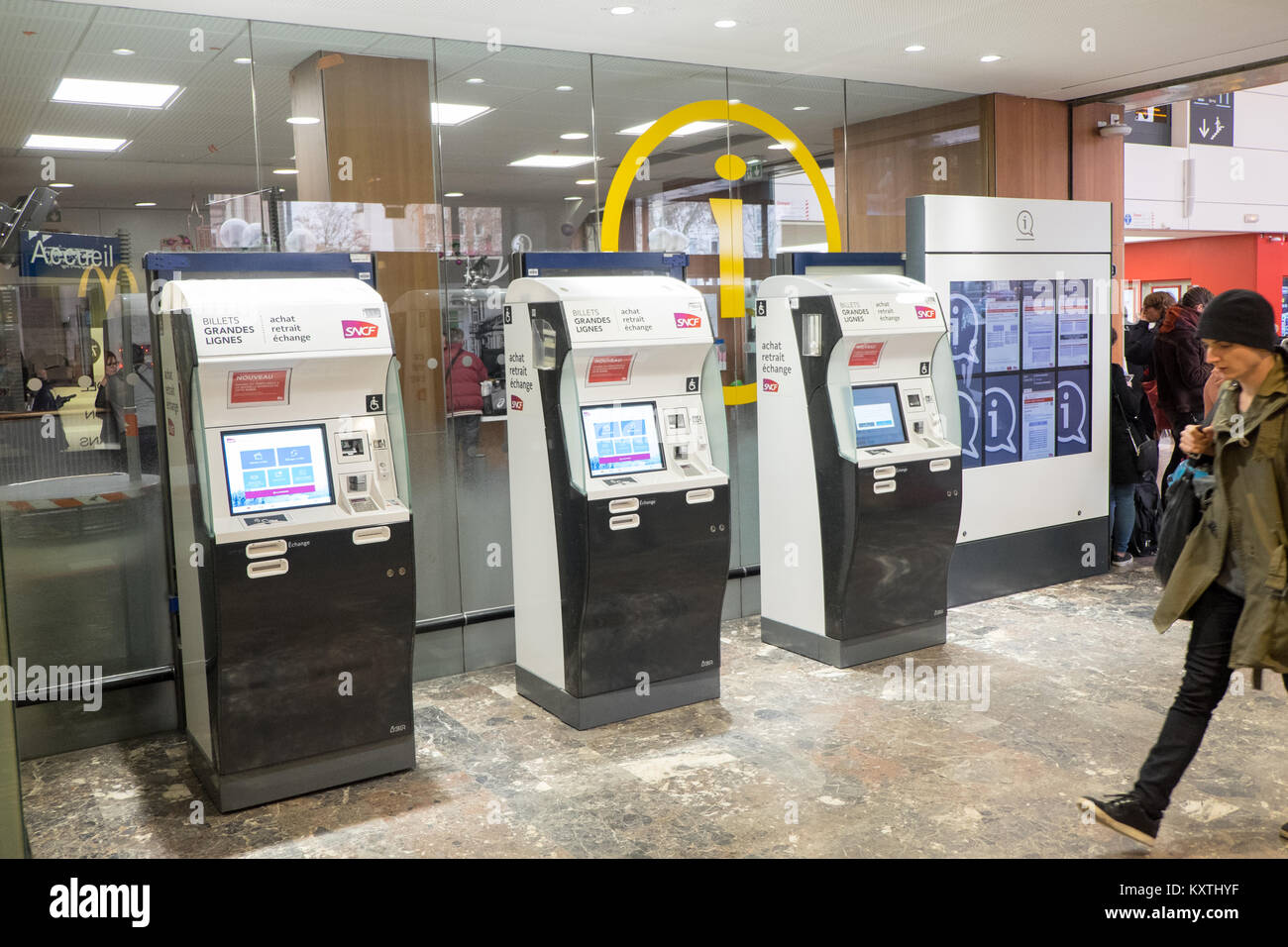 Pick up,ticket,vending,machine,kiosk,automatic,Toulouse,train,station