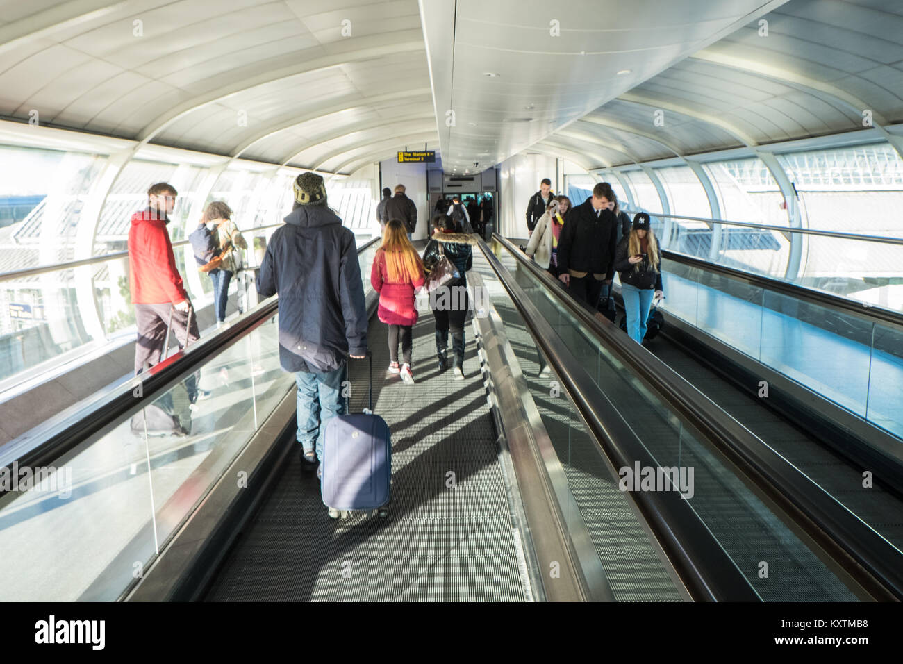 Passenger,passengers,travelling,on,conveyor,belt,link,transit,between