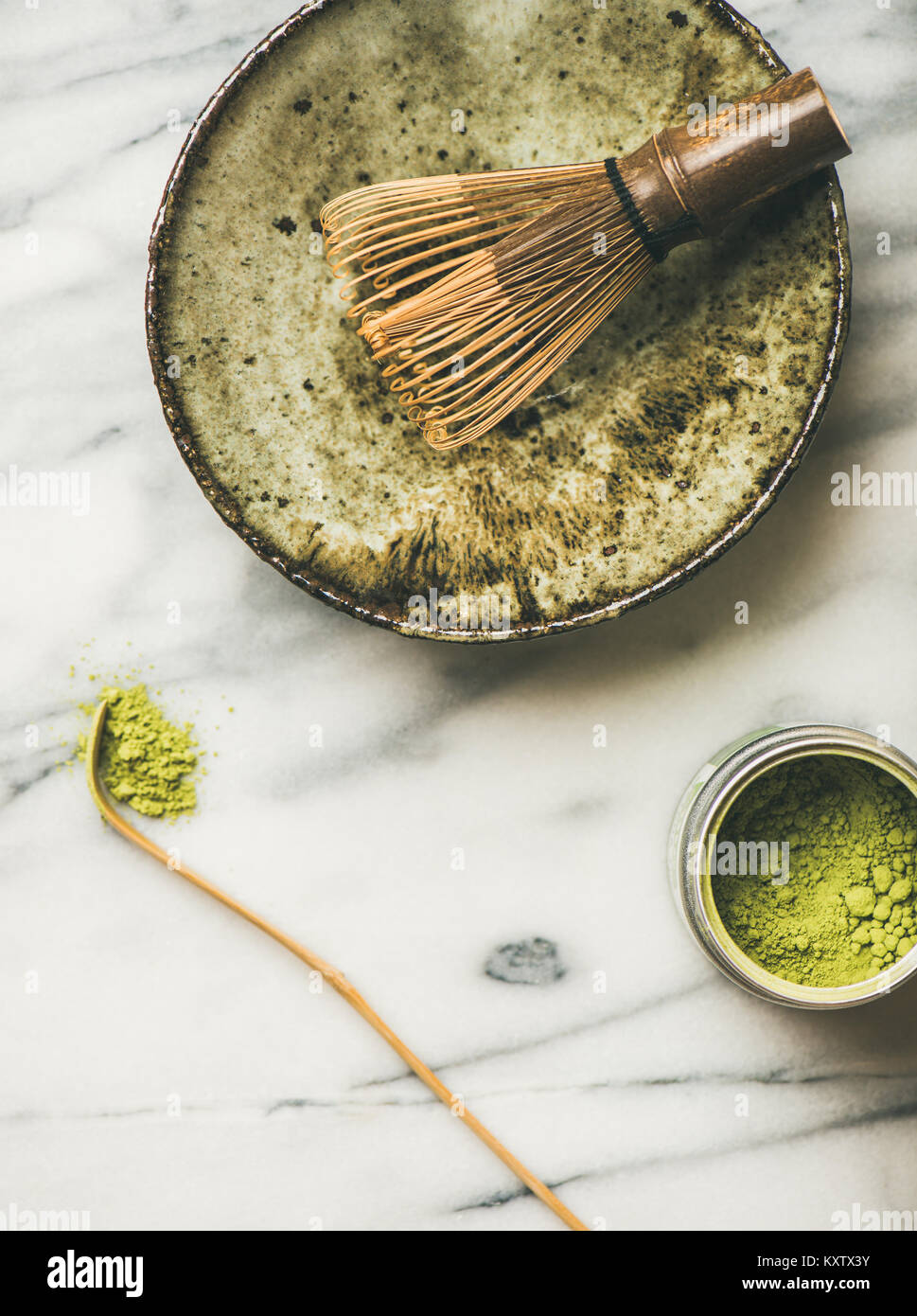 https://c8.alamy.com/comp/KXTX3Y/japanese-tools-and-bowls-for-brewing-matcha-tea-copy-space-KXTX3Y.jpg