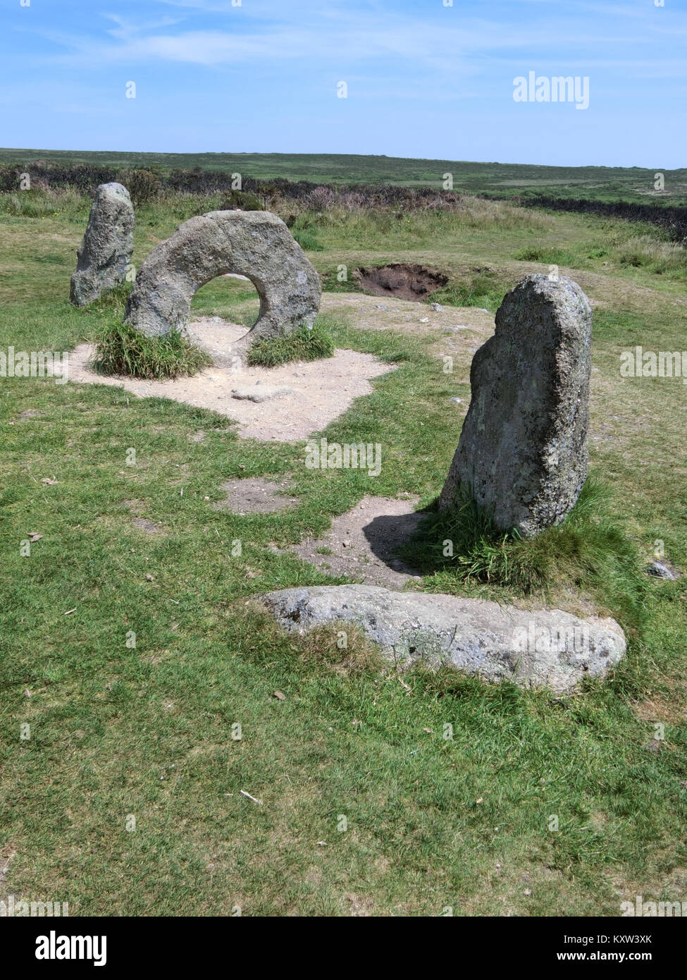 Men an Tol Granite Neolithic or Bronze Age Standing Stones, Nr Madron, Penwith Peninsula, Cornwall, England, UK in Summer Stock Photo