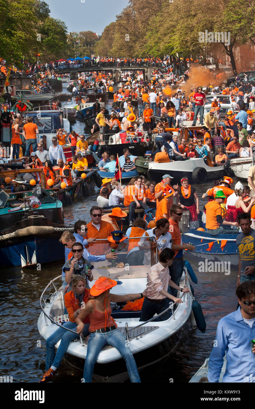 The Netherlands. Amsterdam. Annual festival on 27 april called Koningsdag (Kingsday), celebrating the king's birthday. Canal parade. Stock Photo