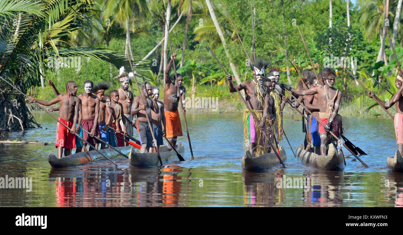 INDONESIA, IRIAN JAYA, ASMAT PROVINCE, JOW VILLAGE - JUNE 23: Canoe war ...