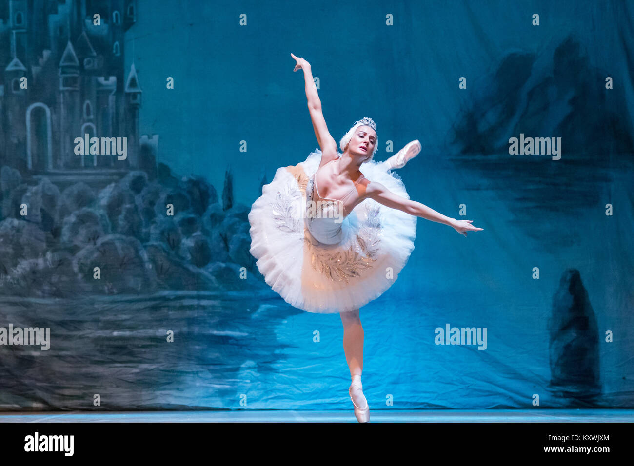 Wetzlar, Germany. 10th Jan, 2018. Swan Lake, ballet composed by Pyotr Ilyich Tchaikovsky, performed by Bolshoi State Ballet of Belarus (directed by Yuri Trayan) at Stadthalle Wetzlar. Scene with princess Odette/White Swan (Ekaterina Oleynik). Credit: Christian Lademann Stock Photo