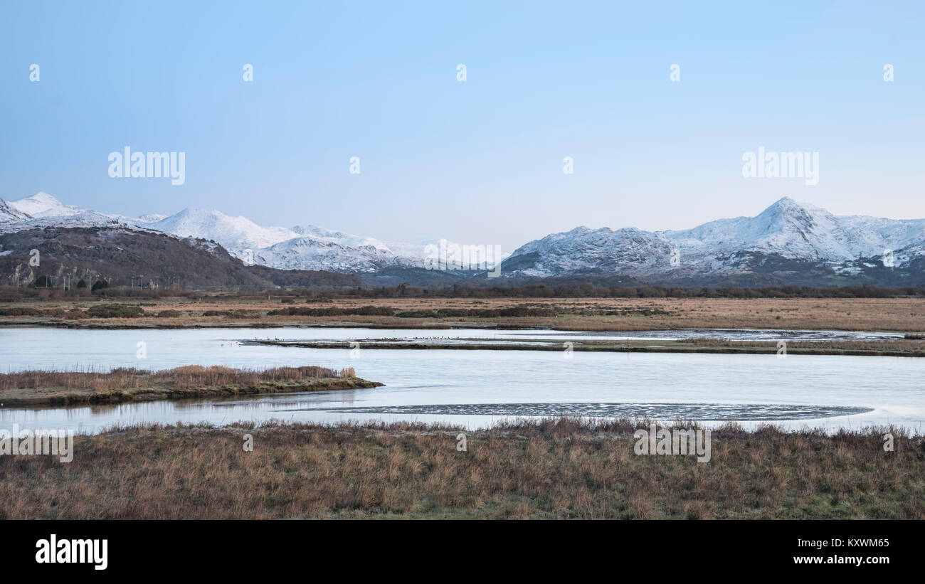 Beautiful Winter landscape image of Mount Snowdon and other peaks in Snowdonia National Park Stock Photo