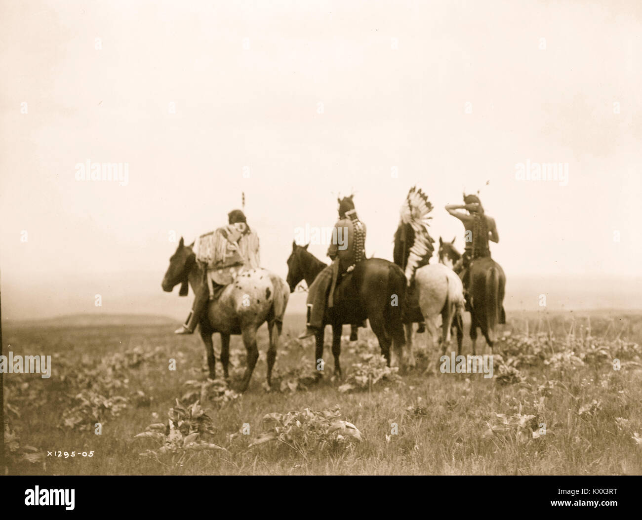 Indian war bonnets hi-res stock photography and images - Alamy