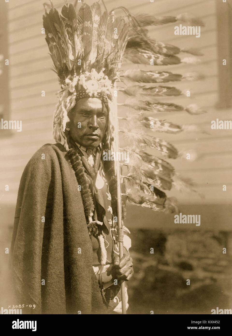 Indian warrior bonnet hi-res stock photography and images - Alamy