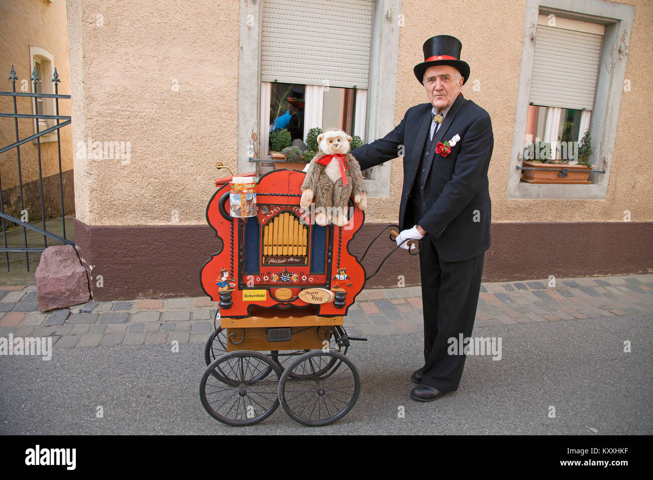 Organ grinder hires stock photography and images Alamy