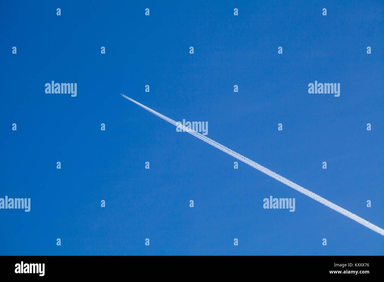 Jet aircraft contrail hi-res stock photography and images - Alamy