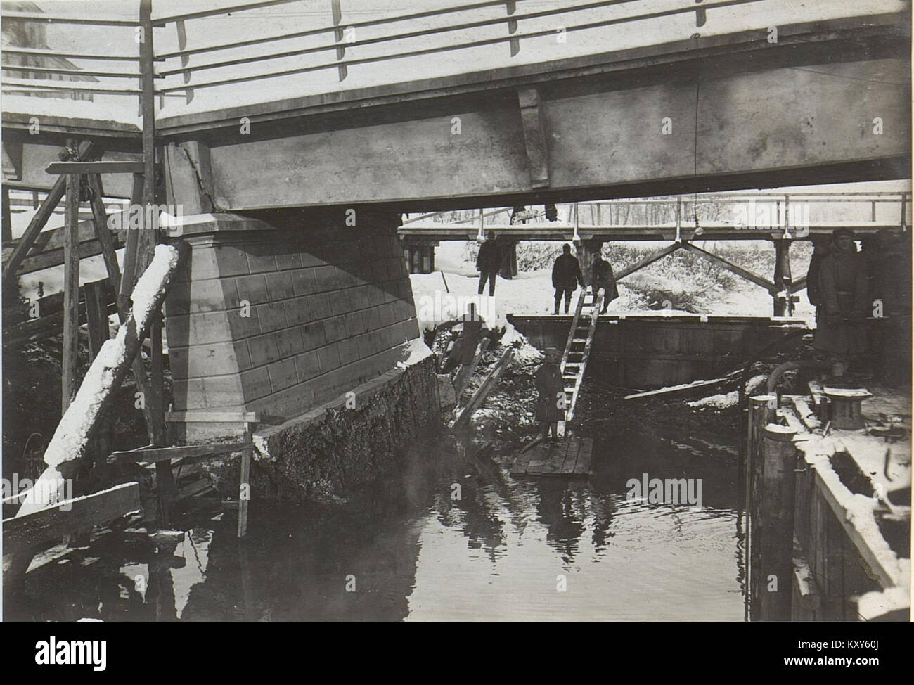 Gesprengte Eisenbetonbrücke in Brzezany, beschädigter Pfeiler (BildID 15439938) Stock Photo