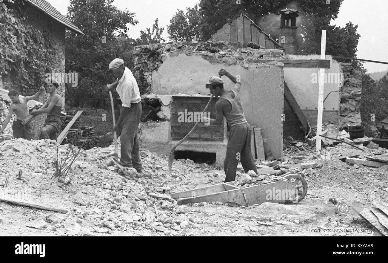 Grezetovo hišo podirajo, desno že temelji za novo, Rožnik 1964 (3 Stock